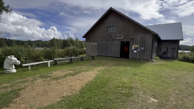 Teatteri Sujon navetta ja pihapiiri kesällä